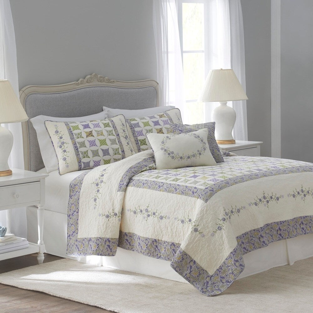 Nostalgia Home Cathedral Window Quilt – Overstock